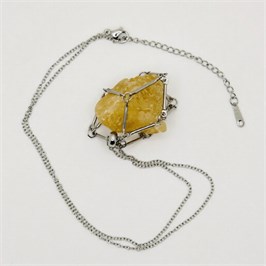 Кальцит желтый 2-5 см, необработанный, с подвеской (серебряная цепочка), Китай 1679
